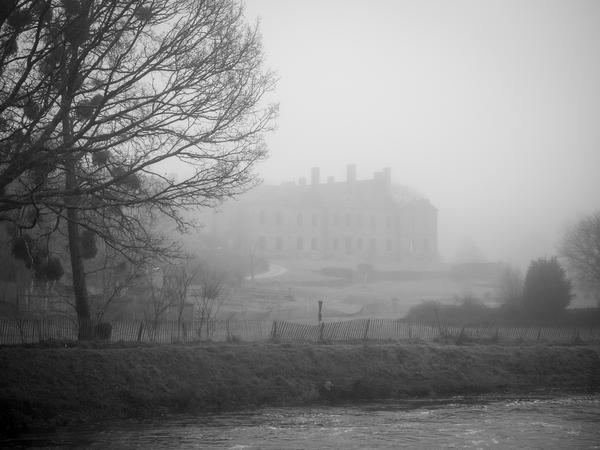 Photo de la façade de l'abbaye dans le brouillard
