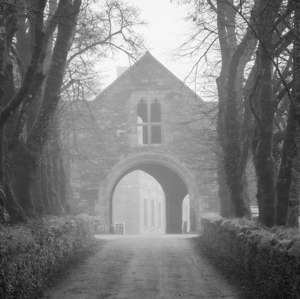 Photo du porche de l'abbaye de l'abbaye dans le brouillard