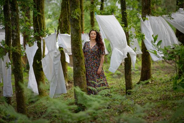 Photo de Marthe Vassallo parmis des draps